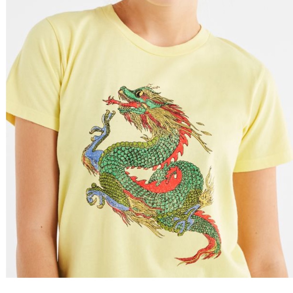 Short sleeve tee with dragon graphic